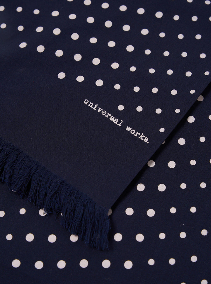 Écharpe courte à pois bleu marine - détail franges