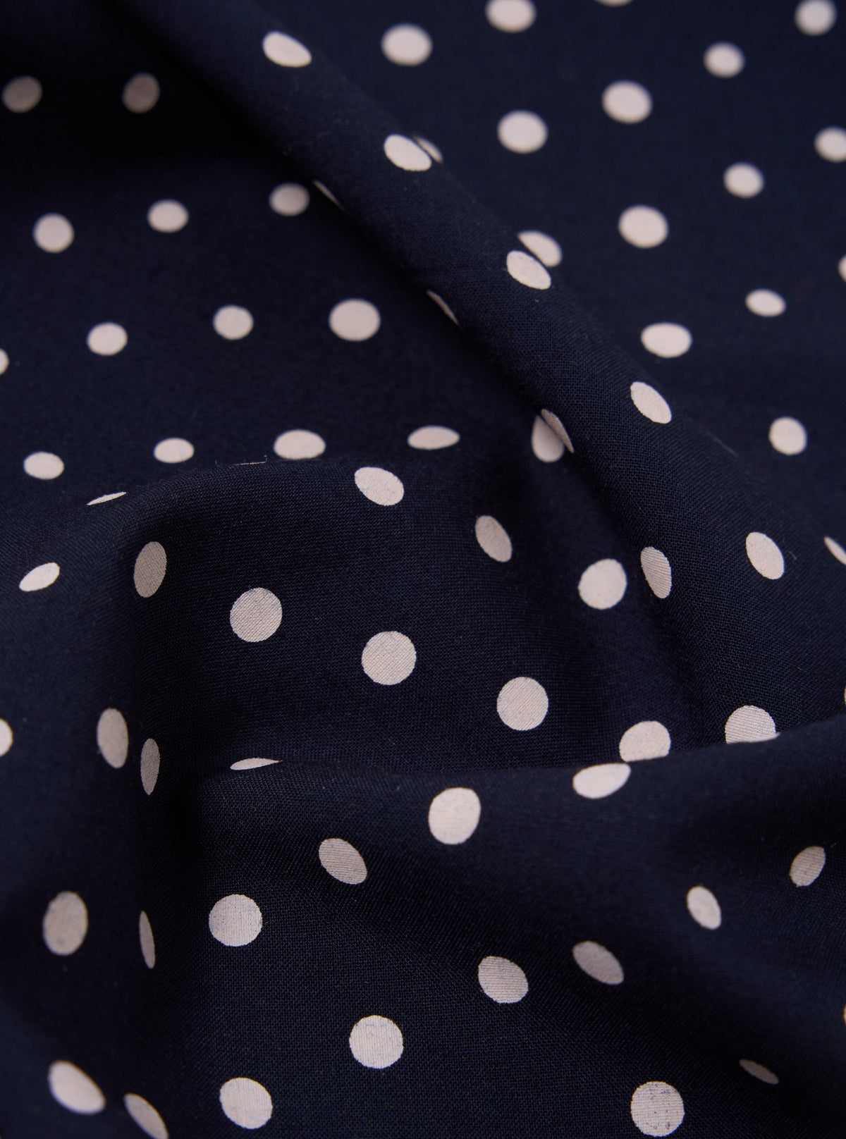 Écharpe courte à pois bleu marine - détail motif