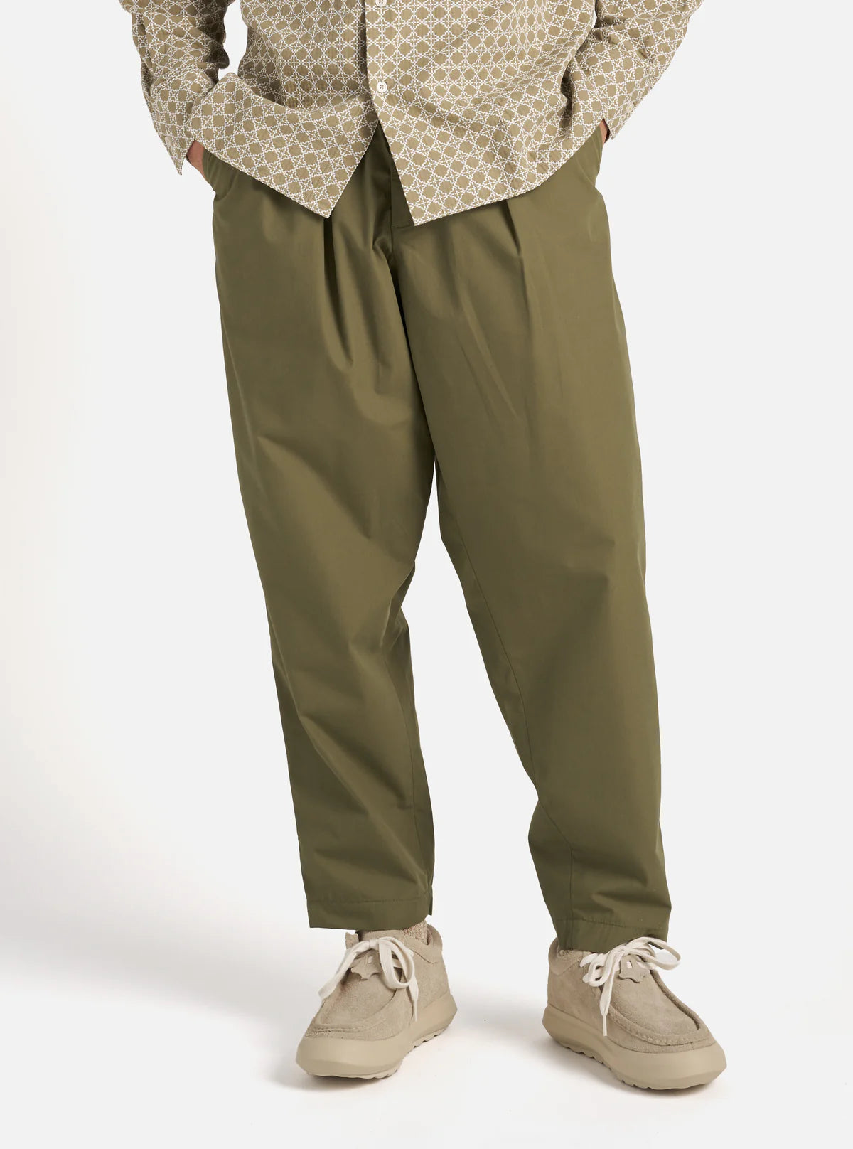 UNIVERSAL WORK  "Pleat Track Pant" Olive - Recycled Polytech
