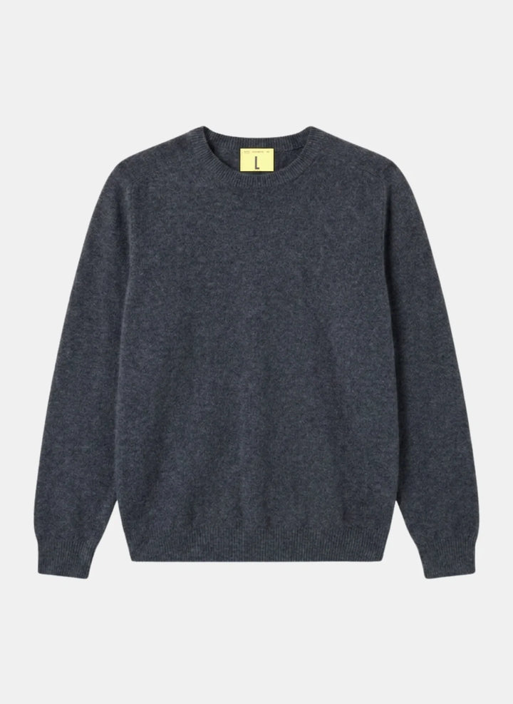 Pull col rond laine angora Armen Nitto Knitwear marine - porté