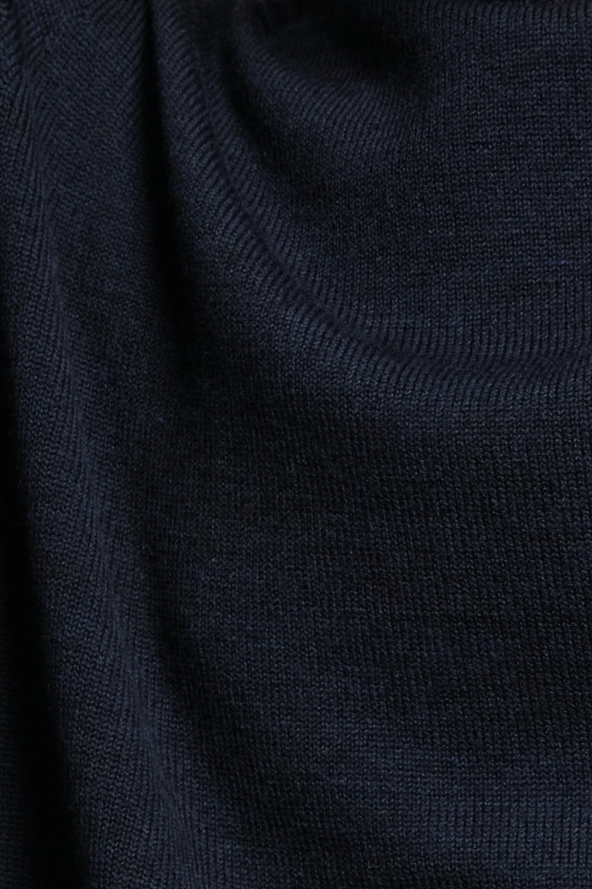 Pull Aris Nitto Knitwear marine - détail du jersey mérinos