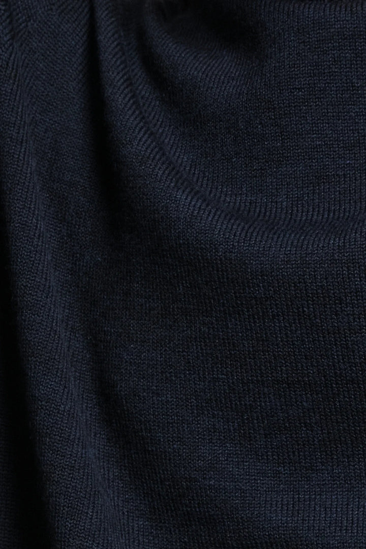 Pull Aris Nitto Knitwear marine - détail du jersey mérinos